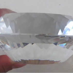 Elegantes transparentes facettiertes Kristallglas-Diamantornament mit flachem Boden-Design