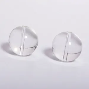 Primer plano de dos esferas de cristal transparente para una decoración del hogar elegante