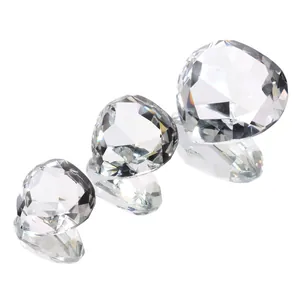 Detailopname van drie hartvormige gefacetteerde kristallen diamanten in diverse maten.