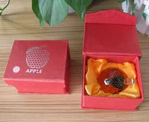 Dettaglio di una decorazione a mela in cristallo sfaccettato con foglia verde box