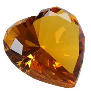 Detailopname van gefacetteerd amber kristallen hart voor huwelijksdecoratie