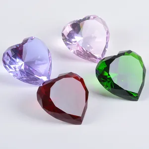 Detail van facet geslepen hartvormige kristallen diamanten in diverse kleuren