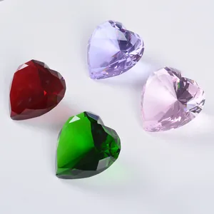Gedetailleerde weergave van veelkleurige facetgeslepen hartvormige kristallen gems