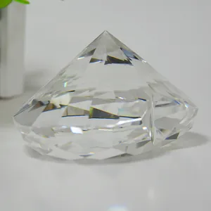 Macro-opname van een heldere gefacetteerde kristallen diamant met mooie reflecties