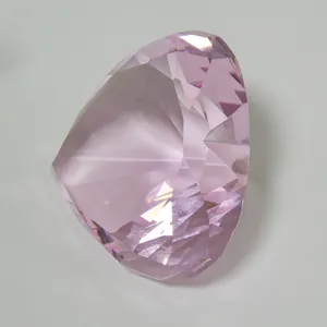 Macro-opname van een gefacetteerde roze kristallen hartdiamant met schitterende reflecties