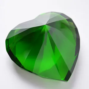 Macro-opname van een levendige groene hartvormige kristallen diamant met facetten.