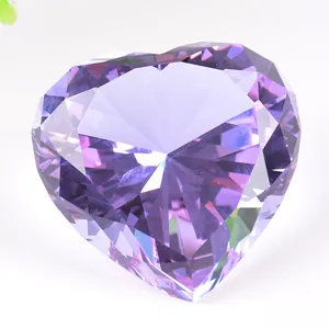 Close-up van een grote gefacetteerde hartvormige paarse kristallen diamant.