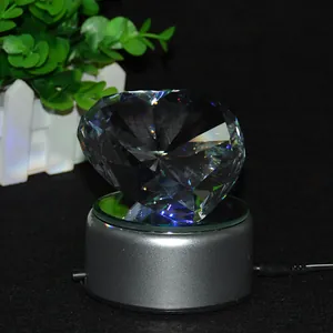 Dichtbij van hartvormige kristallen diamant op een zilveren verlichte en draaiende voet