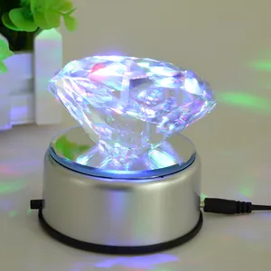 Detailopname van een groot kristallen diamantornament op een lichtgevende LED-draaischijf