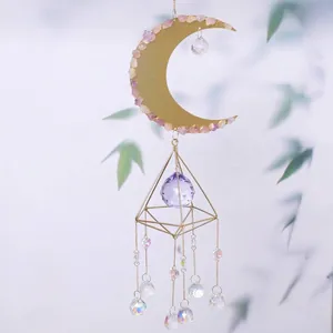 Vue détaillée d'un attrape-soleil lune dorée avec cristaux et perles à facettes AB.