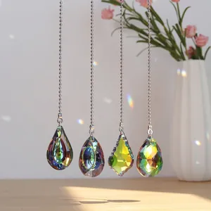 Primer plano de colgantes de cristal irisado con cadenas de bolas plateadas