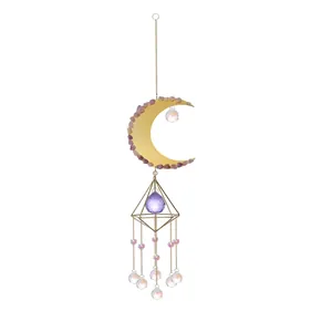 Détail de l'attrape-soleil lune en cristal avec améthystes et boules de prisme AB