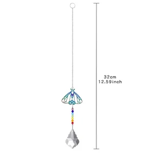 Detailansicht eines Regenbogen-Kristall-Sonnenfängers mit Motten-Metallanhänger, 32 cm lang