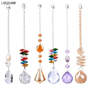 Lot de six attrape-soleil en cristal coloré avec divers pendentifs à prismes facettés.