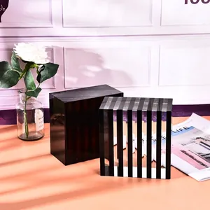 Modern minimalistisch kristallen blok decor met zwarte verticale strepen detail