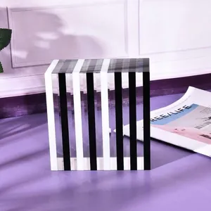 Detailopname van een moderne minimalistische kristalglazen kubus met zwart-witte strepen