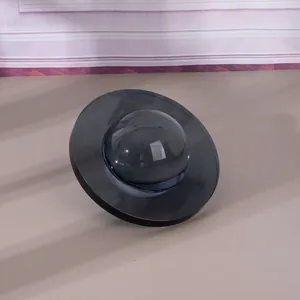 Detalle de una bola de cristal gris humo con diseño inspirado en un OVNI