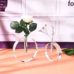 Detailansicht der minimalistischen runden Kristallvasen für elegante Wohndekoration