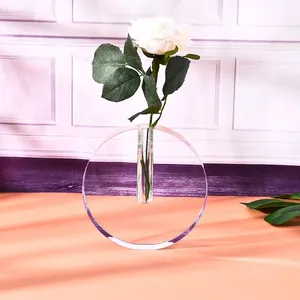 Nahaufnahme einer minimalistischen runden Kristallvase für die Heimdekoration mit Blumen