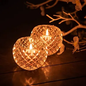 Detalle de la luz de las velas a través de candelabros de cristal tallado en madera.