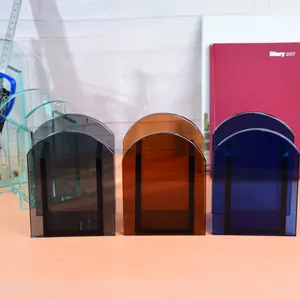 Detailansicht moderner nordischer Doppelbogen-Acrylvasen in Grau, Bernstein und Blau.