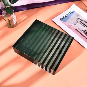 Modern groen en zwart gestreept kristalglas blok voor minimalistisch noords interieur