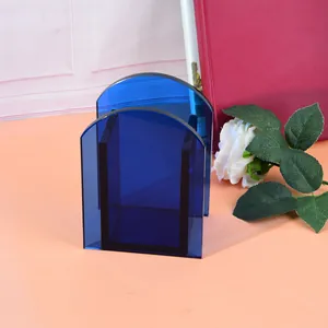 Nahaufnahme einer tiefblauen Acryl-Blumenvase im nordischen minimalistischen Design