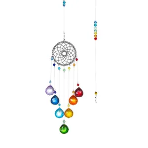 Makroaufnahme eines Regenbogen-Kristall-Sonnenfängers mit Traumfänger-Metallrahmen-Design