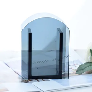 Moderner minimalistischer rauchgrauer Acryl-Vase mit Doppelbogen für nordische Wohndekoration Detail