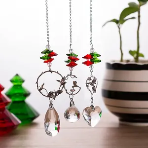 Gros plan de capteurs de soleil en cristal avec perles rouges et vertes pour Noël.