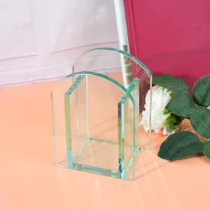 Detailansicht der modernen transparenten Glas-Doppelbogen-Blumenvase für elegante Wohndekoration