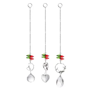 Gros plan de trois pendentifs attrape-soleil avec cœurs, boules et gouttes de cristal.