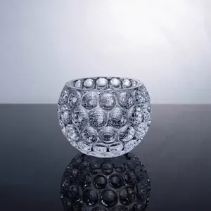 Vista detallada de un cuenco de cristal transparente con textura de burbujas decorativo