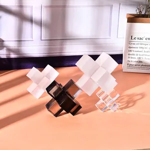 Nahaufnahme geometrischer Kristallbuchstützen in mattierter und Rauchglasausführung