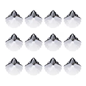 Gros plan de pendentifs en feuille d'érable en cristal facetté de 38 mm disposés en cadre.