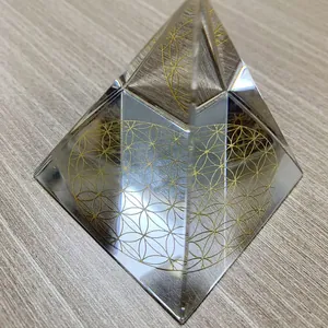 Piramide in cristallo trasparente con incisione dorata del fiore della vita