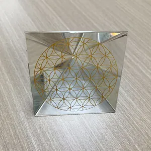 Vista dettagliata della piramide di cristallo con motivo geometrico dorato Fiore della Vita