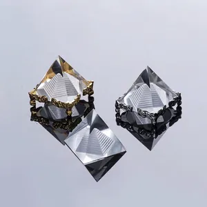 Elegante piramide in cristallo con supporti metallici decorativi in oro e argento