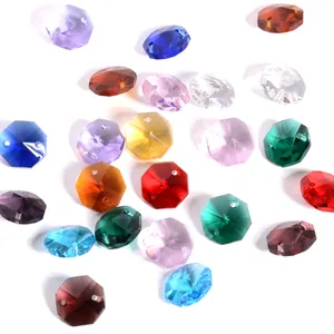 Dettaglio macro di perle ottagonali in cristallo sfaccettato multicolore per il fai da te.