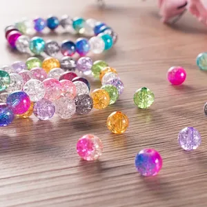 Gros plan de perles de verre craquelées colorées de 8 mm pour bijoux DIY