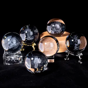 Collectie van 3D lasergegraveerde kristallen bollen op verschillende standaarden
