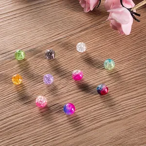 Gros plan détaillé de perles en verre craquelé de 8mm colorées pour la création de bijoux DIY