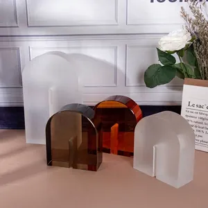 Nahaufnahme moderner, minimalistischer bogenförmiger Acryl-Tischdekorationen in Tönen