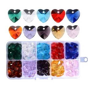 Vista dettagliata di perle in cristallo a forma di cuore in 10 colori con contenitore