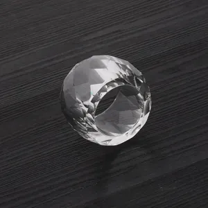 Primer plano de un servilletero de cristal transparente facetado para decorar la mesa