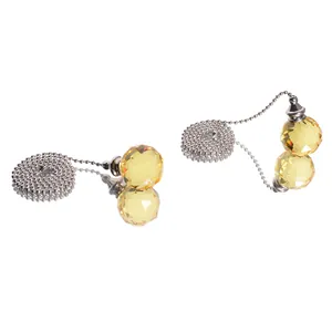 Détail du pendentif boule de cristal ambré avec chaîne à billes en métal argenté