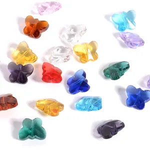Dettaglio macro di perle di vetro colorate a forma di farfalla per artigianato fai-da-te