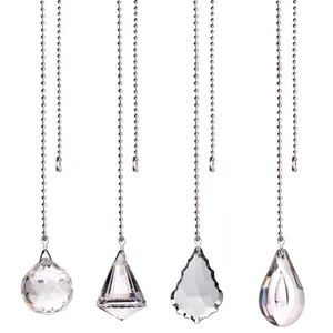 Gros plan de quatre pendentifs en cristal avec chaînes à billes pour décoration