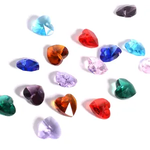 Vista dettagliata di perle in vetro di cristallo sfaccettato a forma di cuore per gioielli