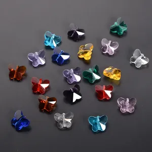 Primo piano di perline di cristallo colorate sfaccettate a forma di farfalla per DIY